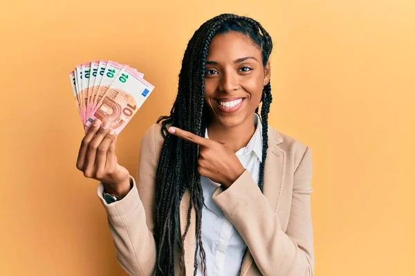 Afričanky Americká Žena Copánky Držet Svazek Eurobankovek Úsměvem Šťastný Ukazující — Stock fotografie