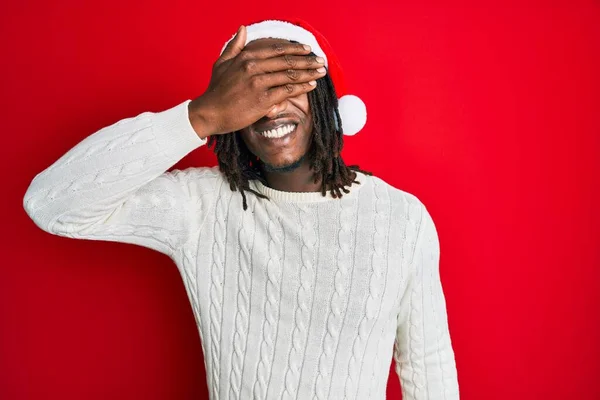 Homem Afro Americano Com Tranças Usando Chapéu Natal Sorrindo Rindo — Fotografia de Stock