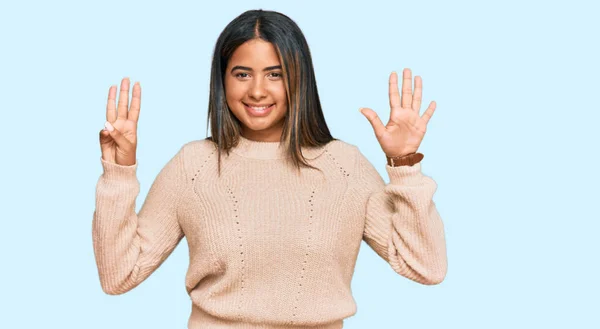 Молодая Латиноамериканка Шерстяном Зимнем Свитере Показывает Показывает Пальцами Номер Восемь — стоковое фото