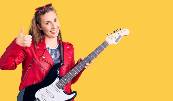 Genç Güzel Sarışın Kadın Elektronik Gitar Çalıyor Mutlu Pozitif Gülümsüyor — Stok fotoğraf