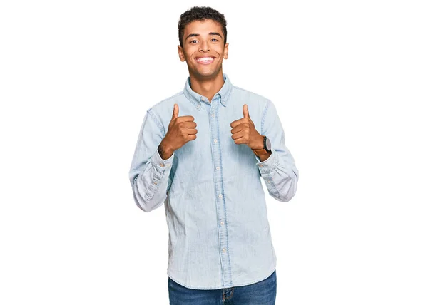 Joven Hombre Afroamericano Guapo Usando Ropa Casual Signo Éxito Haciendo — Foto de Stock