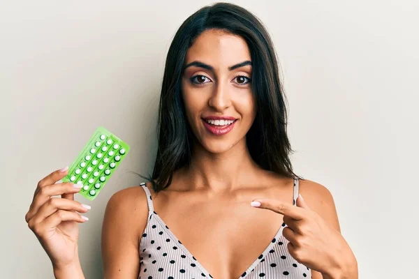Beautiful Hispanic Woman Holding Birth Control Pills Smiling Happy Pointing — Stock Photo, Image