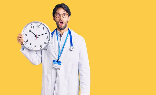 Bello Ispanico Uomo Indossa Medico Uniforme Orologio Tenendo Paura Stupito — Foto Stock