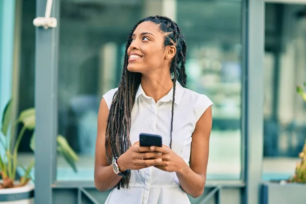 Mladý Africký Americký Žena Usměvavý Šťastný Pomocí Smartphone Městě — Stock fotografie