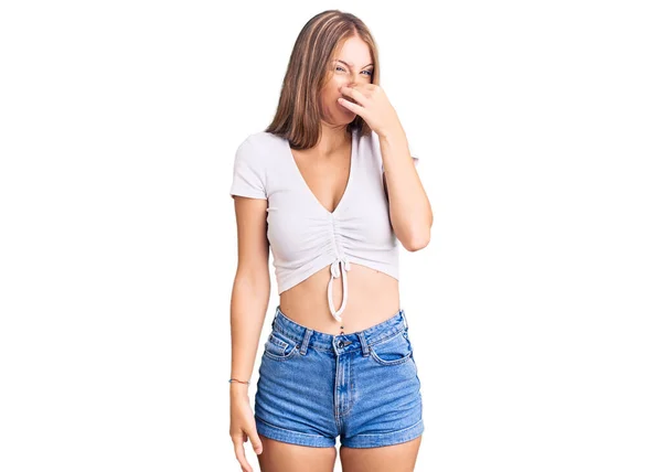 Jovem Mulher Loira Bonita Vestindo Camisa Branca Casual Cheirando Algo — Fotografia de Stock