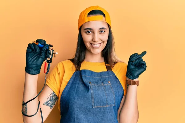 Junge Hispanische Tätowiererin Trägt Professionelle Uniform Und Handschuhe Mit Tätowierer — Stockfoto