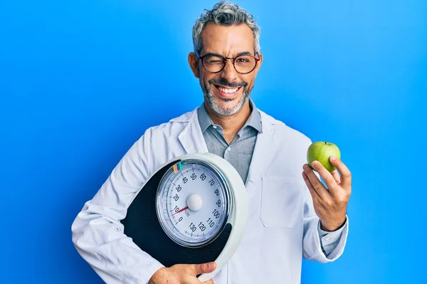 Hombre Pelo Gris Mediana Edad Como Médico Nutricionista Que Sostiene —  Fotos de Stock