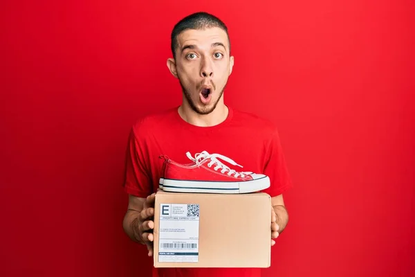 Homem Hispânico Jovem Segurando Sapatos Vermelhos Casuais Caixa Entrega Relaxado — Fotografia de Stock