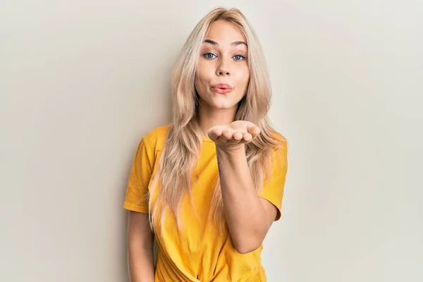 Vacker Kaukasiska Blond Flicka Bär Casual Tshirt Tittar Kameran Blåser — Stockfoto
