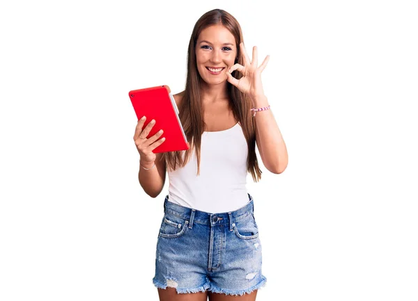 Young Beautiful Hispanic Woman Holding Touchpad Doing Sign Fingers Smiling — Stock Photo, Image