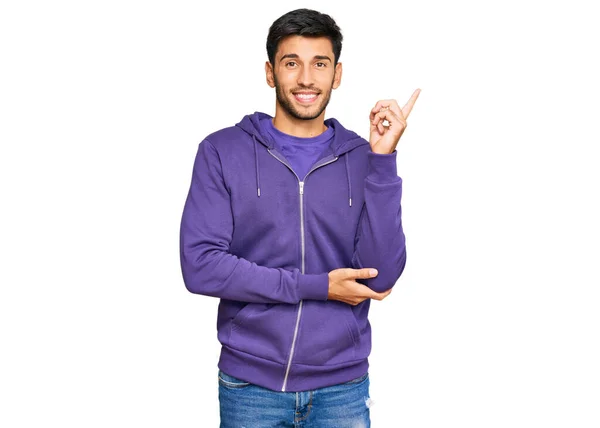 Joven Hombre Guapo Con Sudadera Casual Sonriendo Feliz Señalando Con — Foto de Stock