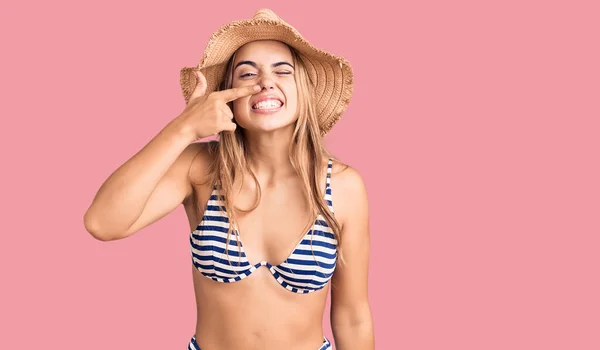 Ung Vacker Blond Kvinna Bikini Och Hatt Som Pekar Med — Stockfoto