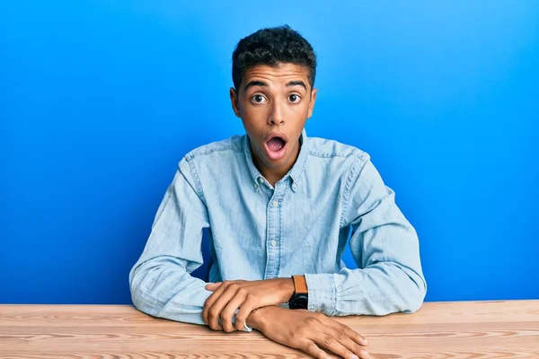 Jonge Knappe Afro Amerikaanse Man Draagt Casual Kleding Zitten Tafel — Stockfoto