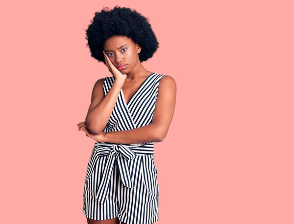 Genç Afro Amerikalı Kadın Günlük Kıyafetler Giyip Kollarını Kavuşturarak Depresyondan — Stok fotoğraf