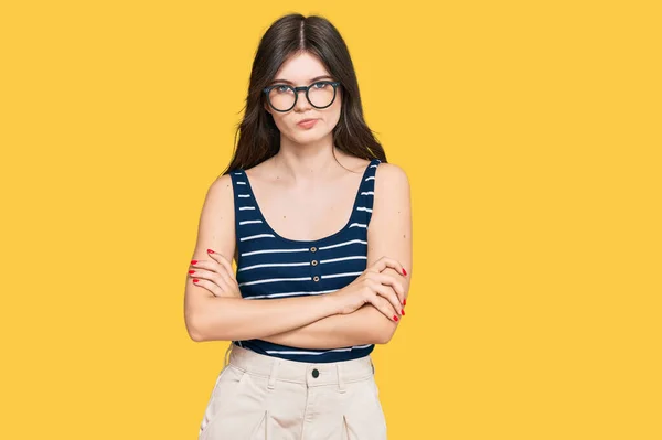 Mladá Krásná Běloška Neformálním Oblečení Brýlích Skeptická Nervózní Nesouhlasný Výraz — Stock fotografie
