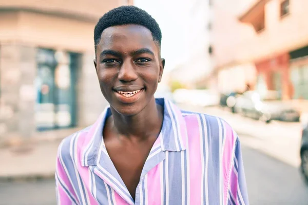 Jeune Homme Noir Américain Souriant Heureux Debout Dans Rue Ville — Photo