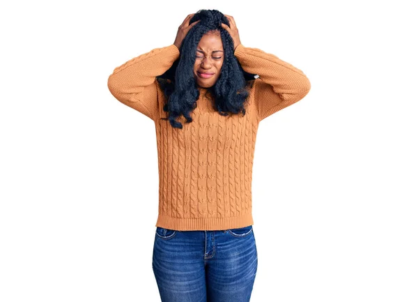 아름다운 아프리카계 여성이 통때문에 절망적 스트레스를 스웨터를 있습니다 머리에 — 스톡 사진