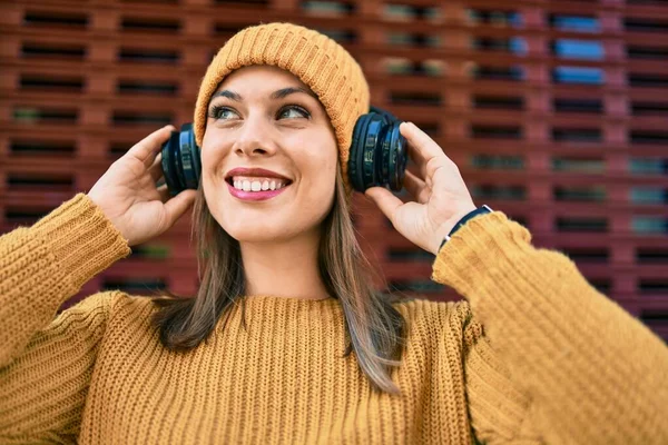 Jong Blond Vrouw Glimlachen Gelukkig Met Behulp Van Koptelefoon Stad — Stockfoto