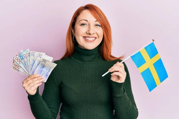 Mooie Roodharige Vrouw Met Zweedse Kronen Een Zweedse Vlag Die — Stockfoto