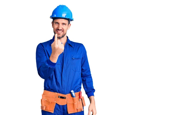 Joven Hombre Guapo Con Uniforme Trabajador Hardhat Señas Vienen Aquí — Foto de Stock