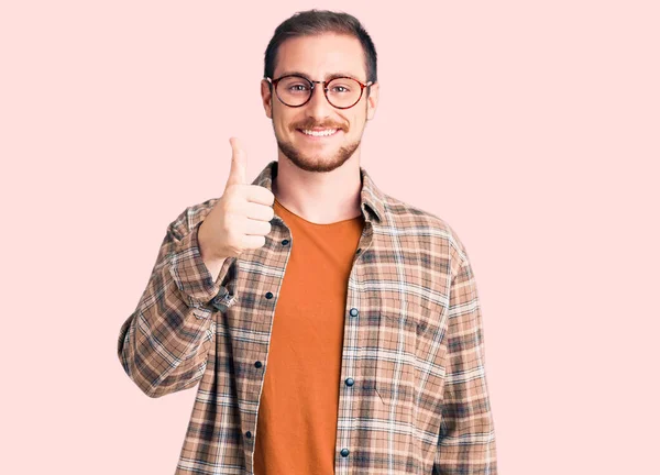 Giovane Uomo Caucasico Bello Indossa Vestiti Casual Occhiali Sorridenti Felice — Foto Stock