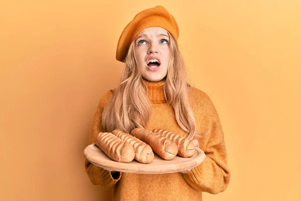 Beautiful Young Caucasian Girl Wearing French Look Beret Holding Baguettes —  Fotos de Stock