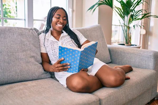 Jovem Afro Americana Sorrindo Livro Leitura Feliz Casa — Fotografia de Stock