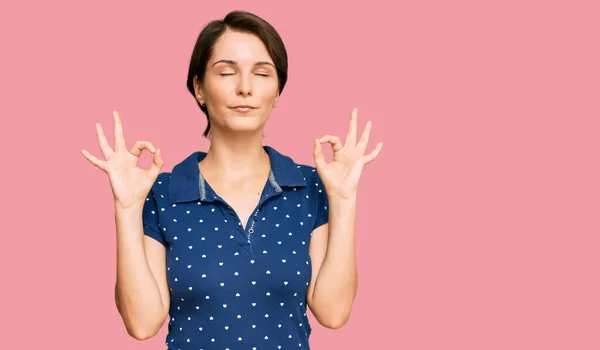 Junge Brünette Frau Mit Kurzen Haaren Lässiger Kleidung Entspannt Und — Stockfoto