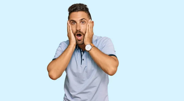 Homem Bonito Com Barba Vestindo Roupas Casuais Com Medo Chocado — Fotografia de Stock