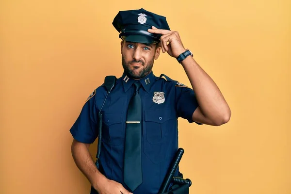 Polis Üniforması Giyen Yakışıklı Spanyol Adam Alnındaki Bir Sorun Yüzünden — Stok fotoğraf