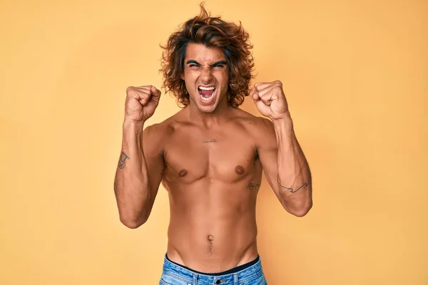 Joven Hombre Hispano Pie Sin Camisa Enojado Loco Levantando Puños — Foto de Stock