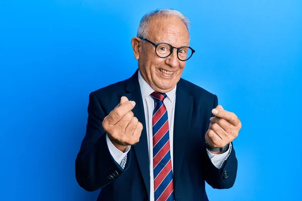 Senior Kaukasier Man Bär Kostym Och Slips Gör Pengar Gest — Stockfoto