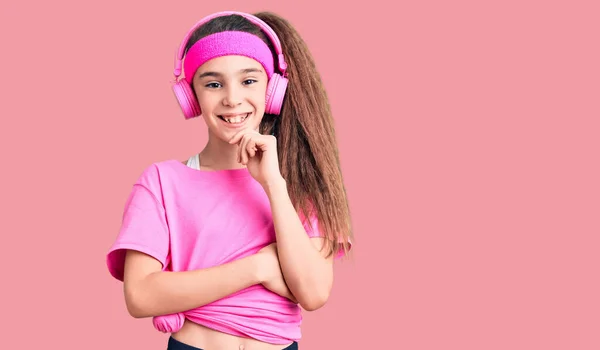 Linda Niña Hispana Vistiendo Ropa Gimnasio Usando Auriculares Que Miran —  Fotos de Stock