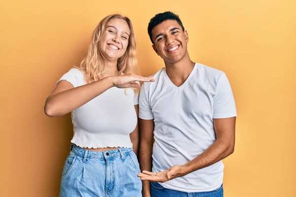 Jeune Couple Interracial Portant Shirt Blanc Décontracté Geste Avec Les — Photo