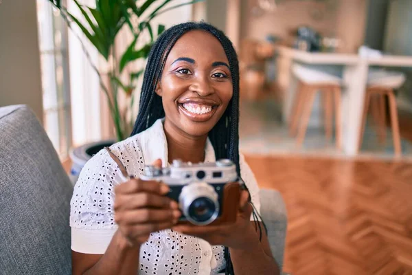 Mladý Afro Americká Žena Usměvavý Šťastný Pomocí Kamery Doma — Stock fotografie