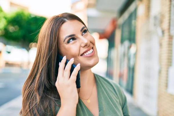 Junge Hispanische Frau Lächelt Fröhlich Und Spricht Mit Dem Smartphone — Stockfoto