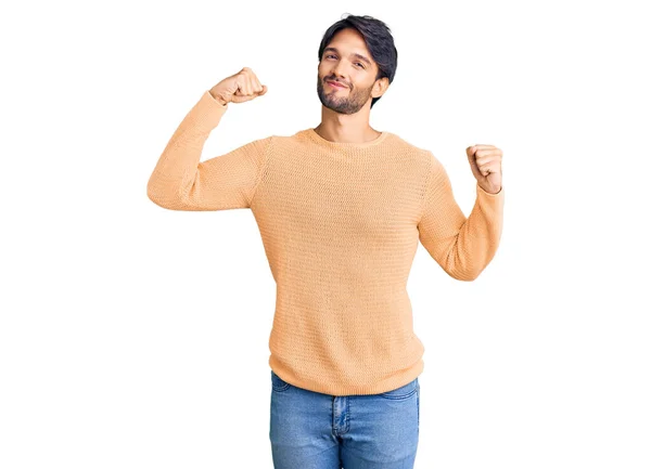 Schöner Hispanischer Mann Lässigem Pullover Der Stolz Lächelnde Armmuskeln Zeigt — Stockfoto