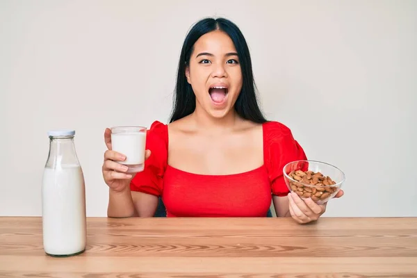 Ung Asiatisk Flicka Dricker Hälsosam Mandelmjölk Firar Galen Och Förvånad — Stockfoto