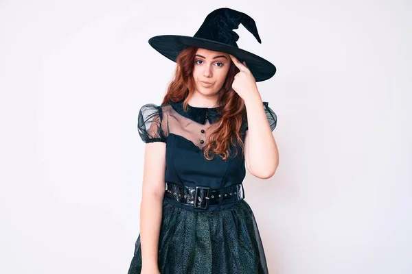 Молодая Красивая Женщина Костюме Ведьмы Хэллоуин Указывает Несчастным Прыгать Лоб — стоковое фото