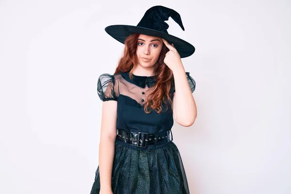 Jovem Mulher Bonita Vestindo Traje Bruxa Halloween Apontando Infeliz Para — Fotografia de Stock