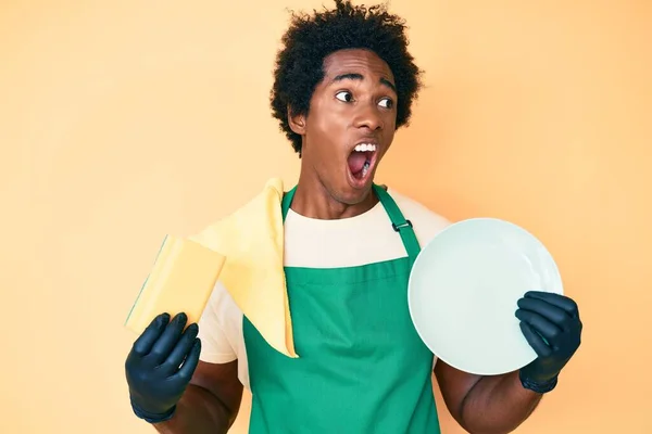 Gutaussehender Afrikanisch Amerikanischer Mann Mit Afro Haaren Schürze Scheuerspüler Der — Stockfoto