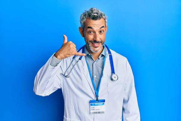 Šedovlasý Muž Středního Věku Doktorské Uniformě Stetoskopu Usmívající Rukou Prsty — Stock fotografie