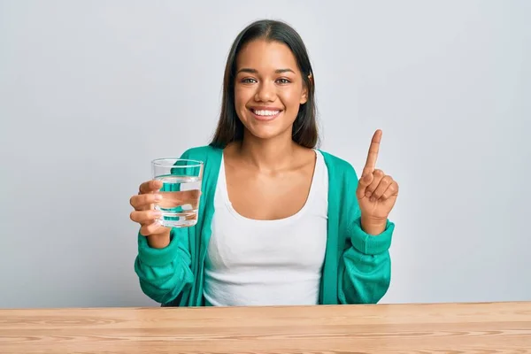 Beautiful Hispanic Woman Drinking Glass Water Smiling Idea Question Pointing — Stok Foto