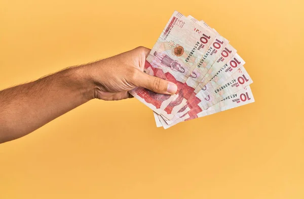 Ręka Hiszpana Trzymającego Kolumbijskie Pesos Banknotów Odizolowanym Żółtym Tle — Zdjęcie stockowe