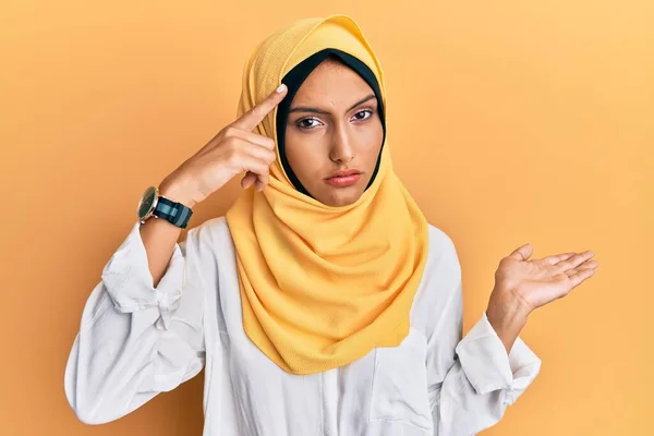 Junge Brünette Arabische Frau Mit Traditionellem Islamischen Hijab Schal Verwirrt — Stockfoto