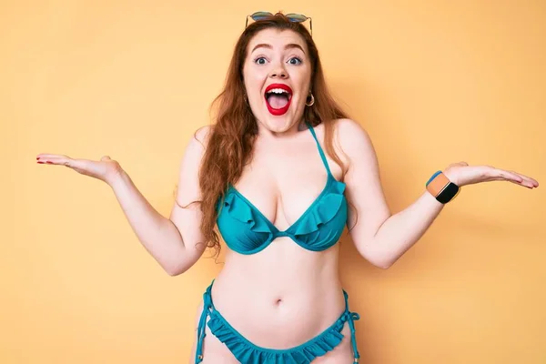 Mujer Pelirroja Joven Con Bikini Celebrando Victoria Con Sonrisa Feliz —  Fotos de Stock