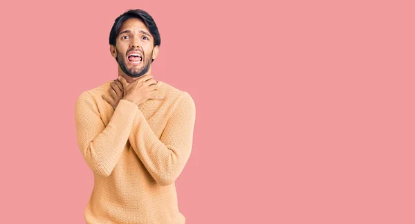 Schöner Hispanischer Mann Lässigem Pullover Der Schreit Und Erstickt Weil — Stockfoto
