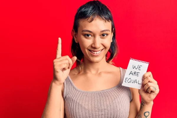 Giovane Donna Che Tiene Siamo Uguali Carta Sorridente Con Idea — Foto Stock