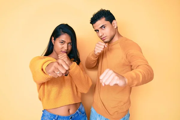 Beau Couple Jeunes Latins Portant Des Vêtements Décontractés Ensemble Poing — Photo