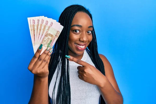 Νεαρή Αφροαμερικανή Που Κρατάει Ρωσικά Χαρτονομίσματα Των 100 Ρουβλίων Χαμογελώντας — Φωτογραφία Αρχείου